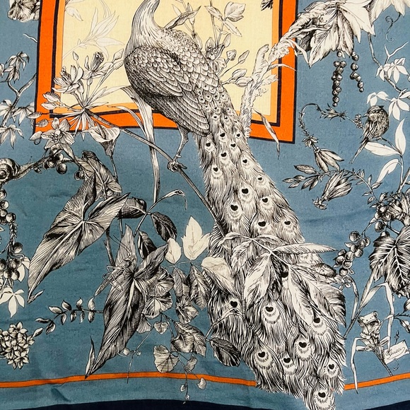 Beautiful Gucci Scarf - Picture 5 of 6
